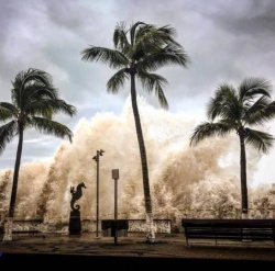 La olas ocasionadas por el huracán Willa en pleno malecón.