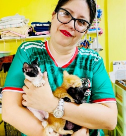 Dr Eva holding kittens